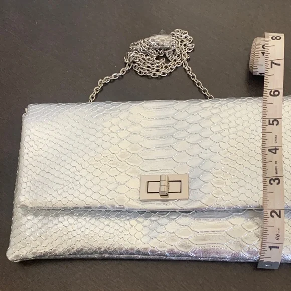Elegant Silver Textured  Crossbody/Clutch with Chain Strapz - Picture 4 of 11